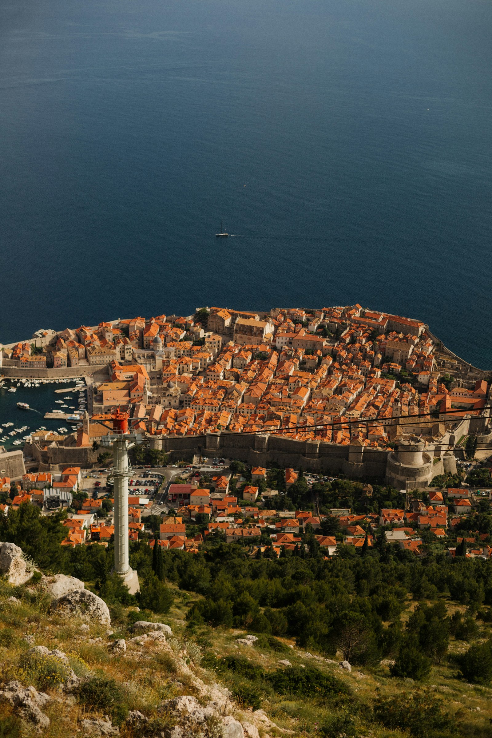 Dubrovnik: gradske zidine i crveni krovovi uz more